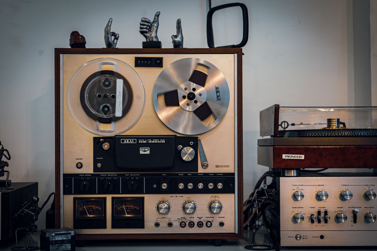 how-it-works Vintage audio setup featuring a classic reel-to-reel tape recorder and turntable.